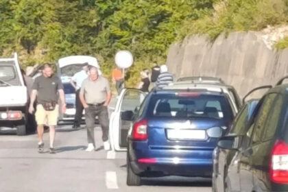 Zbog saobraćajne nesreće na Ustiprači, obustavljen saobraćaj na putu Rogatica - Višegrad