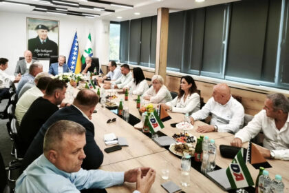 SDA: Jeftini spinovi Trojke o Izetbegoviću neće skrenuti pažnju sa njihovih afera i katastrofe koju su proizveli