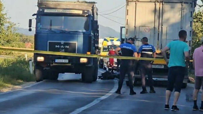 Motociklista podletio pod kamion i poginuo