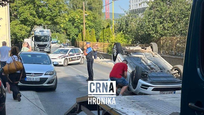Automobil završio na krovu u Drinskoj ulici: Jedna osoba povrijeđena