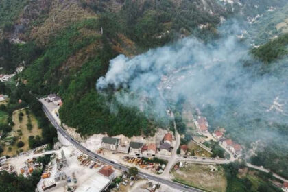Požar se ponovo aktivirao kod Živašnice: Vatra se približila kućama, vatrogasci na terenu