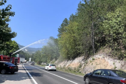 Odron kamenja zbog požara kod Konjica: Ugrožen saobraćaj na magistrali M-17, oštećeno više vozila