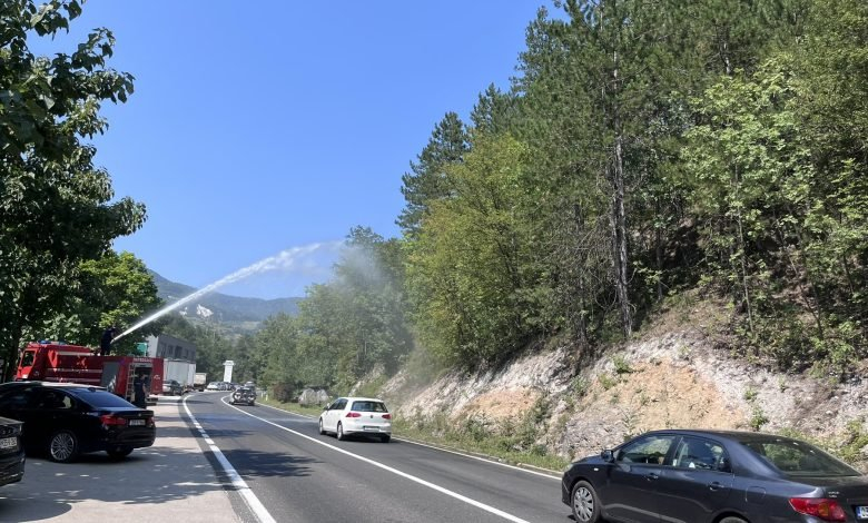 Odron kamenja zbog požara kod Konjica: Ugrožen saobraćaj na magistrali M-17, oštećeno više vozila