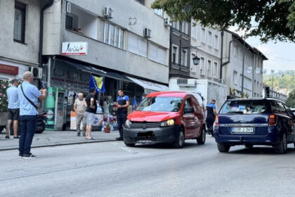 Saobraćajna nezgoda u centru Konjica: Sudarila se dva putnička vozila