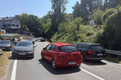 ČELEBIĆI: Za dlaku izbjegnuta tragedija, hrabri građani iz auta spasili majku i dvoje djece
