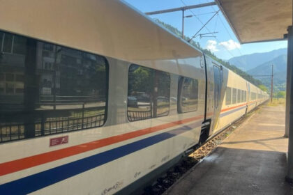 Zbog požara na području Konjica željeznički saobraćaj se odvija uz pojačan nadzor