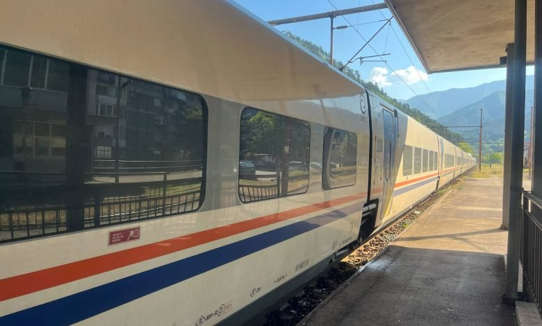 Zbog požara na području Konjica željeznički saobraćaj se odvija uz pojačan nadzor