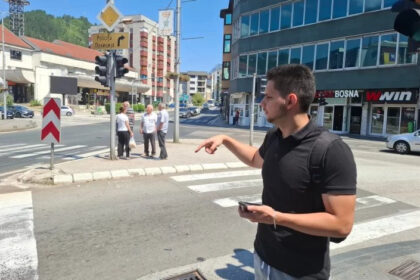 „Lahko je vama koji prolazite“: Zašto Konjičani brane semafor koji vozači mrze?