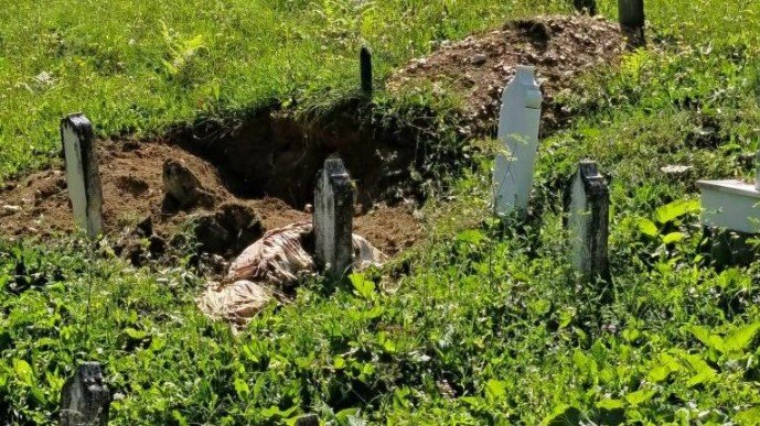 Medvjed raskopao mezar kod Travnika, mještani ne pamte ovakav prizor