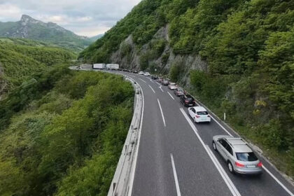 Putnici ka jugu BiH godinama “muku muče” s kilometarskim kolonama: Da li je problem jedan semafor i šta kaže struka