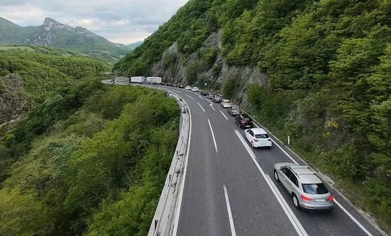 Putnici ka jugu BiH godinama “muku muče” s kilometarskim kolonama: Da li je problem jedan semafor i šta kaže struka