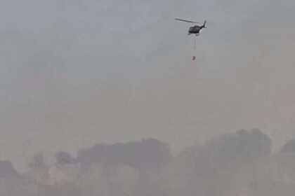 Helikopter OS BiH od ranih jutarnjih sati gasi požar na području grada Konjica