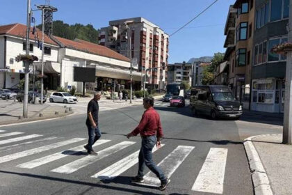 MISTERIJA NA KIOSCIMA: Muškarac jutros u Konjicu pokupovao sve primjerke “Dnevnog avaza”