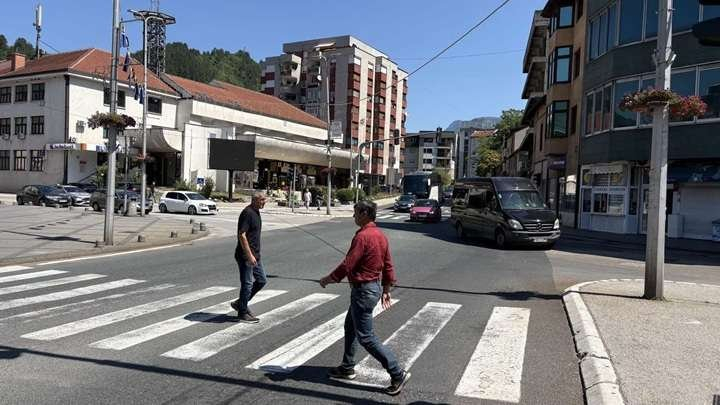 MISTERIJA NA KIOSCIMA: Muškarac jutros u Konjicu pokupovao sve primjerke “Dnevnog avaza”
