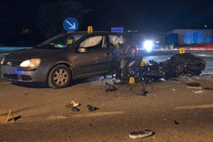 Motociklista i njegov suvozač teško povrijeđeni u sudaru s Golfom