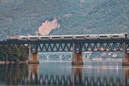 ZBOG KVARA  Velike gužve se očekuju na liniji voza Ploče – Sarajevo: Dostupno samo 236 mjesta, evo šta uraditi s kupljenim kartama