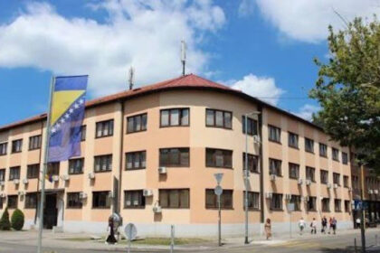 Policajcu Elvisu Saletoviću određen pritvor: Sumnjiči se da je od vozača prilikom kontrola uzimao od 20 do 50 KM