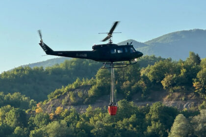 Helikopter OSBiH od ranih jutarnjih sati gasi požar u Nevesinju