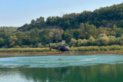 Helikopter Zeničko-dobojskog kantona gasio šumski požar kod Kaknja