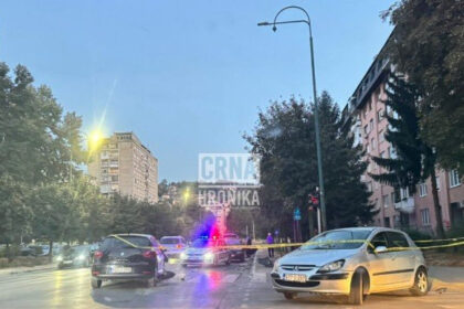 Saobraćajna nesreća na Grbavici: Automobil završio na trotoaru