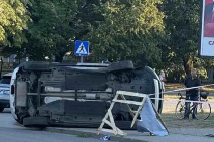 Težak udes u banjalučkom kružnom toku, automobil završio na boku