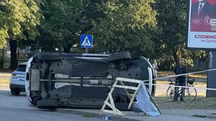 Težak udes u banjalučkom kružnom toku, automobil završio na boku