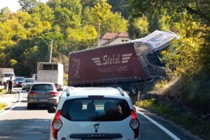 Kamion izletio sa ceste u nesreći kod Konjica, saobraćaj otežan