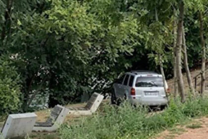 Divljanje u Banjaluci: Automobil uletio u pješačku zonu