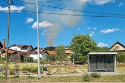 Požar na Husinu: Gusti dim prekrio dio Tuzle, vatrogasci na terenu