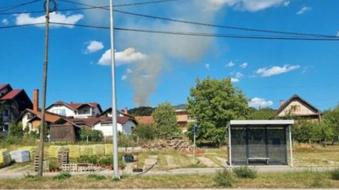 Požar na Husinu: Gusti dim prekrio dio Tuzle, vatrogasci na terenu