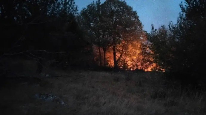 Požar kod Trnova prijeti da ugrozi kuće, vatrogasci iscrpljeni, građani se organizuju da pokušaju pomoći