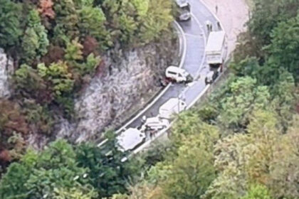 Težak sudar tri vozila kod Kladnja, jedna osoba povrijeđena