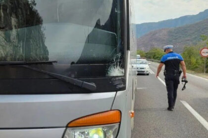 Teška saobraćajna nesreća na M-17: EUFOR-ovo vozilo udarilo autobus