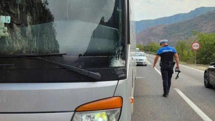 Teška saobraćajna nesreća na M-17: EUFOR-ovo vozilo udarilo autobus