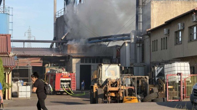 Gori pilana u Bijeljini, vatrogasci na terenu