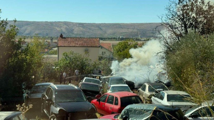 Gorjelo nekoliko automobila u Mostaru