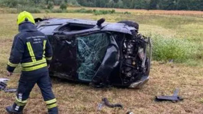 Automobil se prevrnuo bočno, troje povrijeđeno