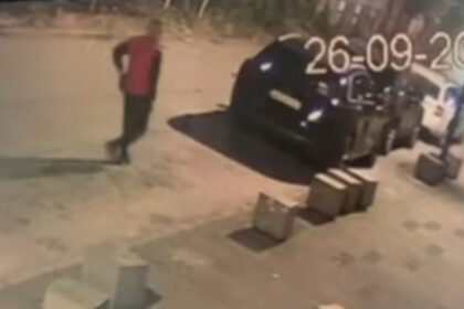 Krađa ispred SCC-a: Prepoznajete li mladića koji obija automobile po Sarajevu