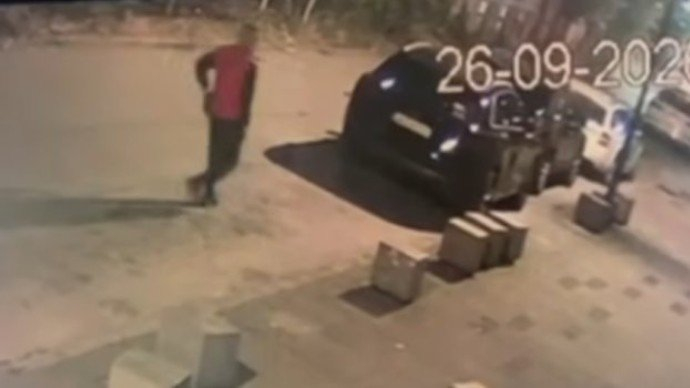 Krađa ispred SCC-a: Prepoznajete li mladića koji obija automobile po Sarajevu