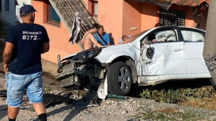 BiH kao podivljali džungla: Pijani vozač sletio s ceste i uletio u tuđe dvorište, automobil se zaustavio tik ispred žene