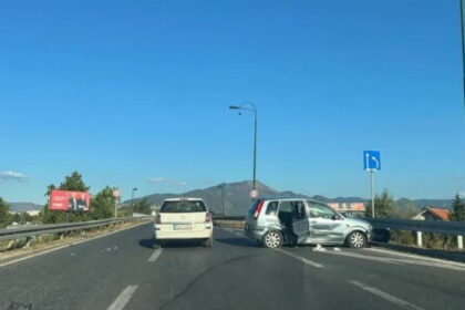 Sudar na brzoj cesti na Ilidži, tri osobe prevezene na KUM