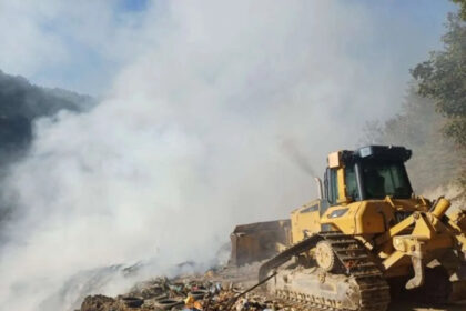 Požar na deponiji Šišeta i dalje aktivan, zrak u Goraždu zagađen