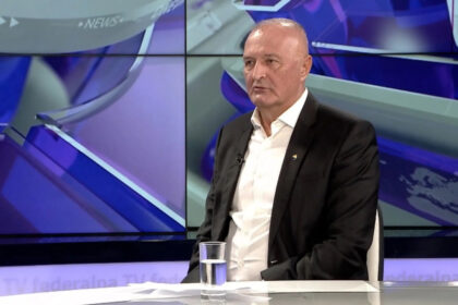 Crveni će za fotelju klečati u Mehmeda Spahe: SDP-ov panični vapaj za bijeg iz ponora