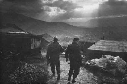 Sniper Alley: Opsada Sarajeva u 75 dosad neobjavljenih fotografija