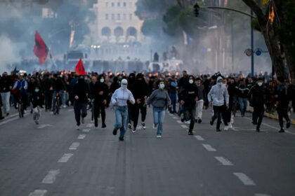 OPASNA RAVNODUŠNOST Gori Tirana, Beograd ruši Vučića, Pariz traži bolje škole, a Sarajevu ni voda ne treba!?