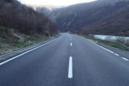 Stanje na cestama: Kiša i radovi usporavaju saobraćaj