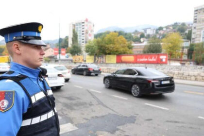 Bahati 28-godišnjak u Sarajevu ostao bez Renaulta: Vozi bez vozačke i ima 20.000 KM neplaćenih kazni