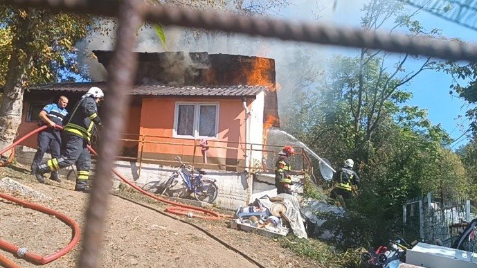 Ugašen požar na kući kod Panonskih jezera u Tuzli