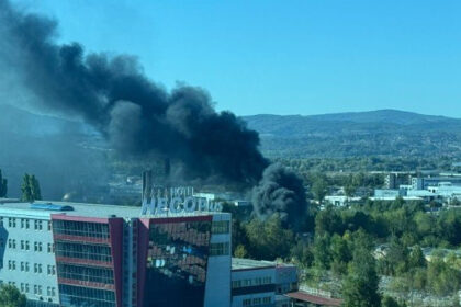 Veliki crni dim nad Stupom: Vatrogasne ekipe na terenu