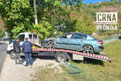 Nesreća u Malešićima: Vozilo se prevrnulo više puta i završilo u dvorištu kuće